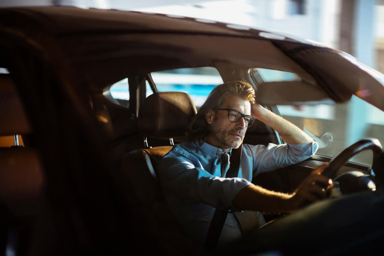 Radi više od 10 sati dnevno, vozi se doma u tišini, pogled mu je prazan... Mnogi muškarci će se prepoznati u ovoj situaciji. 