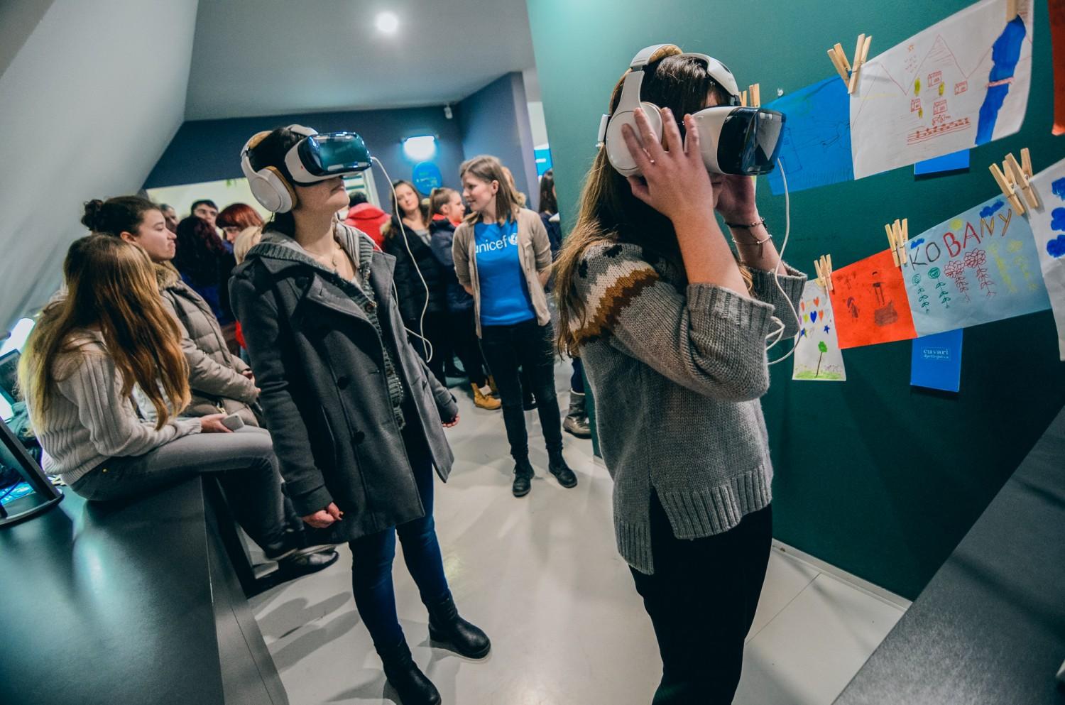 Uz pomoć virtualne stvarnosti, iskustvenih soba, holograma, optičkih iluzija i instalacija možete ići na osobno interaktivno putovanje kroz najranije djetinjstvo.