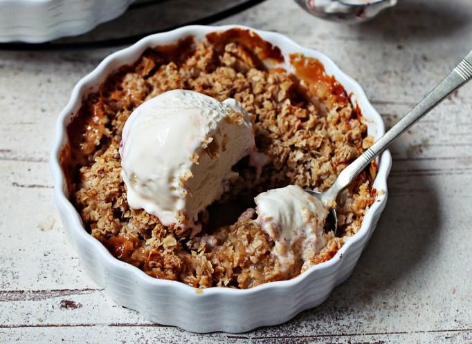 Obavezno mu dodajte kuglicu sladoleda od vanilije i poslužite ga toplog.