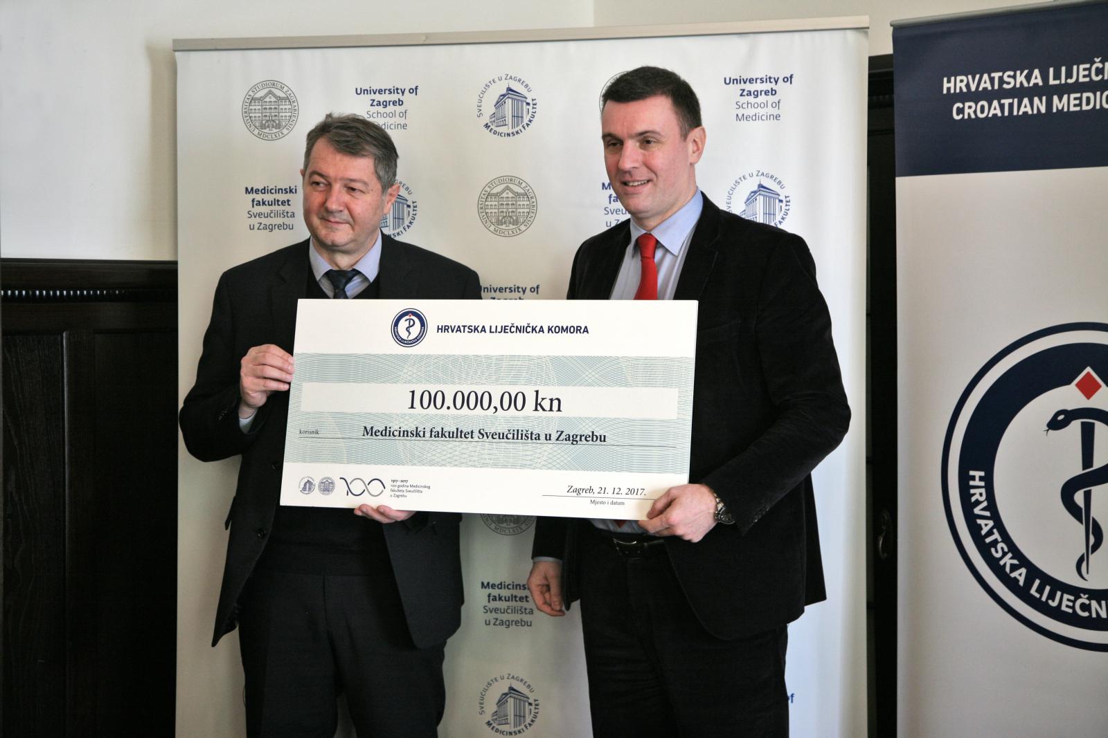 Dekanu Medicinskog fakulteta u Zagrebu donaciju je uručio predsjenik Komore.