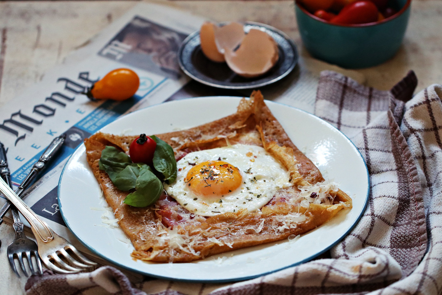 Jedan od najpoznatijih tradicionalnih slanih nadjeva sadrži sir ementaler, kuhanu šunku i jaje na oko.