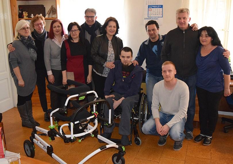 Cijela zajednica uključila se u humanitarnu akciju kojom je Leo lani dobio specijalnu hodalicu. No, da bi prohodao, treba mu posebna rehabilitacija.