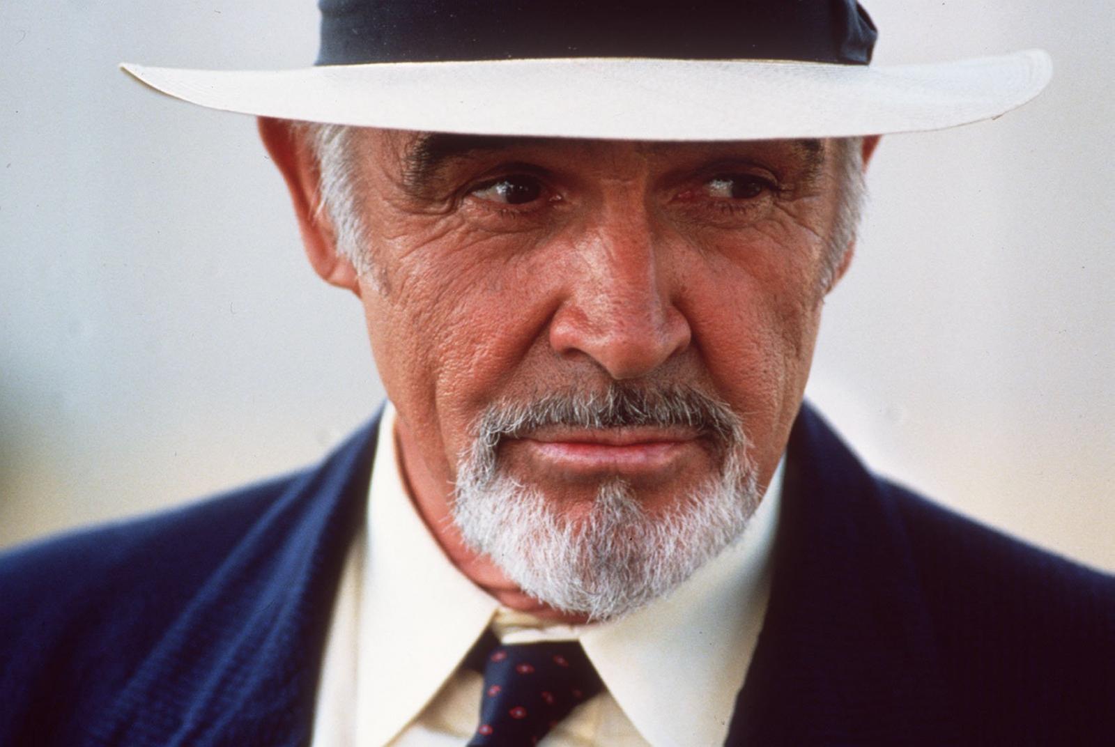 Sean se nakon vojske posvetio teretani što mu je pomoglo da povremeno dobije posao modela za reklamiranje muških kupaćih gaća.