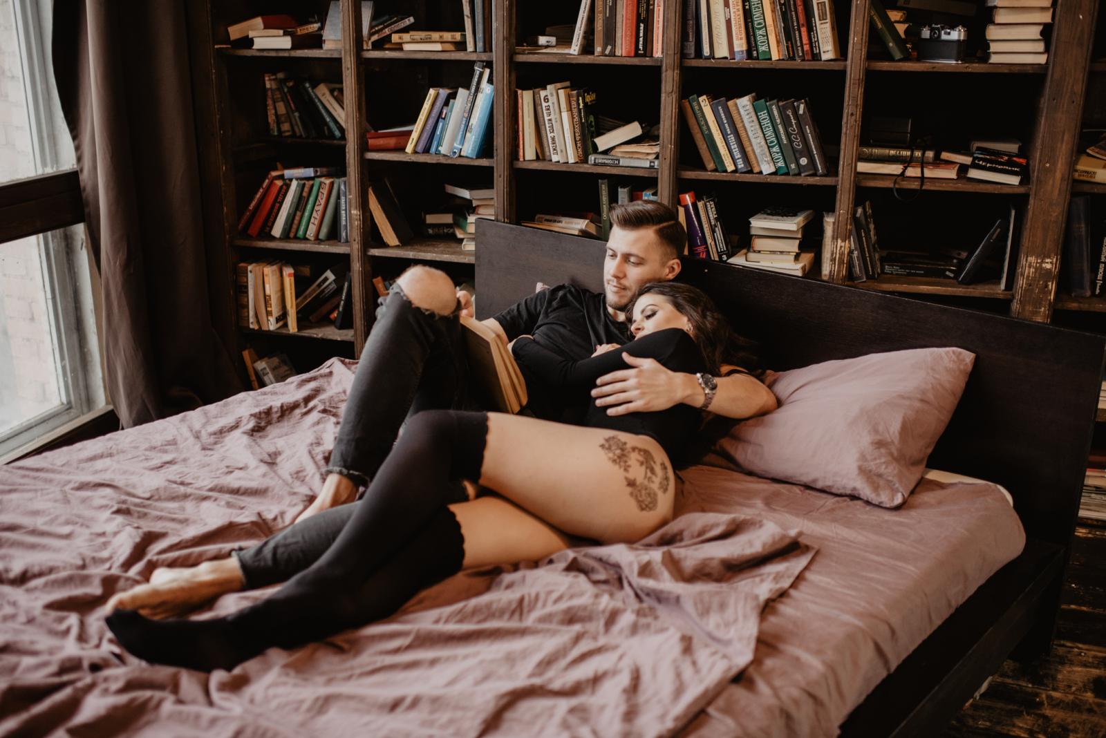 Volimo se, mrzimo se, plačemo, smijemo se, sastajemo, rastajemo, ali veza ostaje postojana, pa čak i neokrznuta.