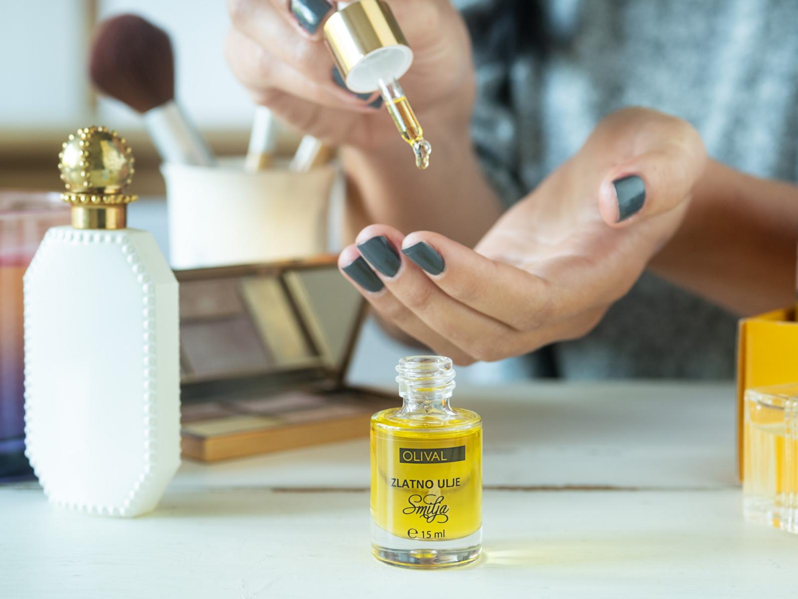 Eterično ulje smilja potiče obnavljanje oštećene kože lica.