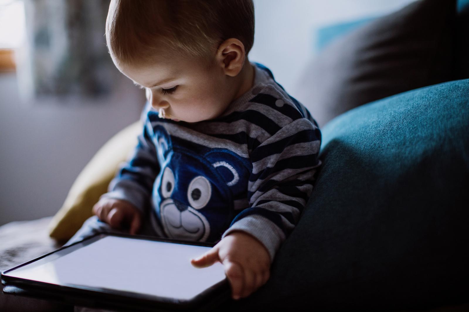 Idealno bi bilo da se roditelji pri kupnji igračaka odluče za one koje djecu ne stimuliraju pretjerano, već za one koje potiču dječju maštu. 