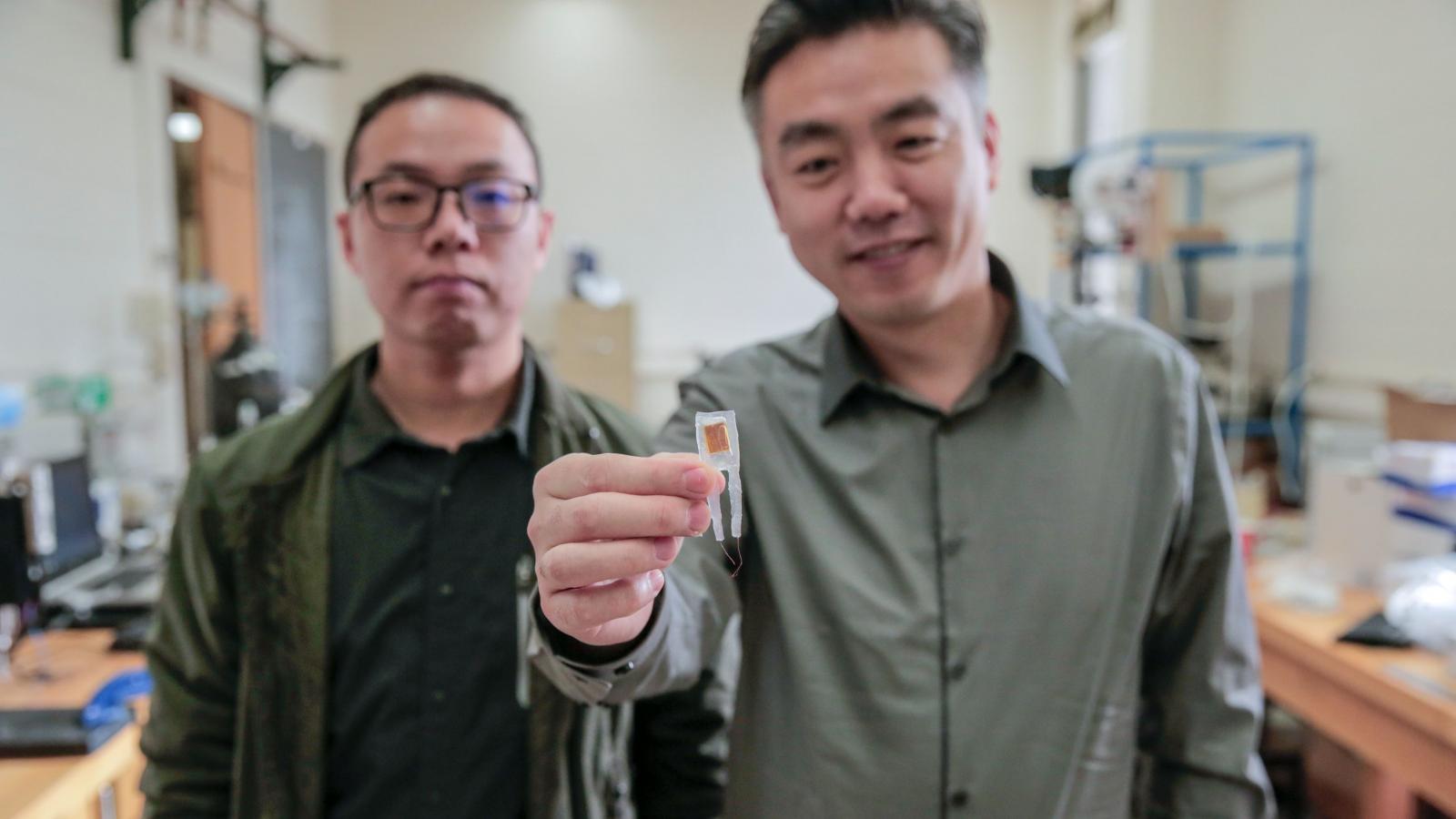 Implantat je manji od 1 cm.