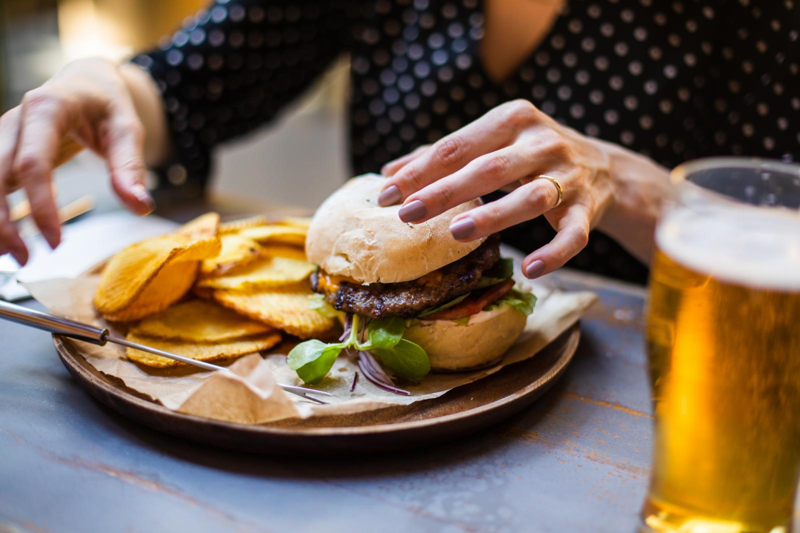 Možte li namirisati ovaj burger? Izmamiti iz sjećanja miris pečenog mljevenog mesa i hamburger peciva?