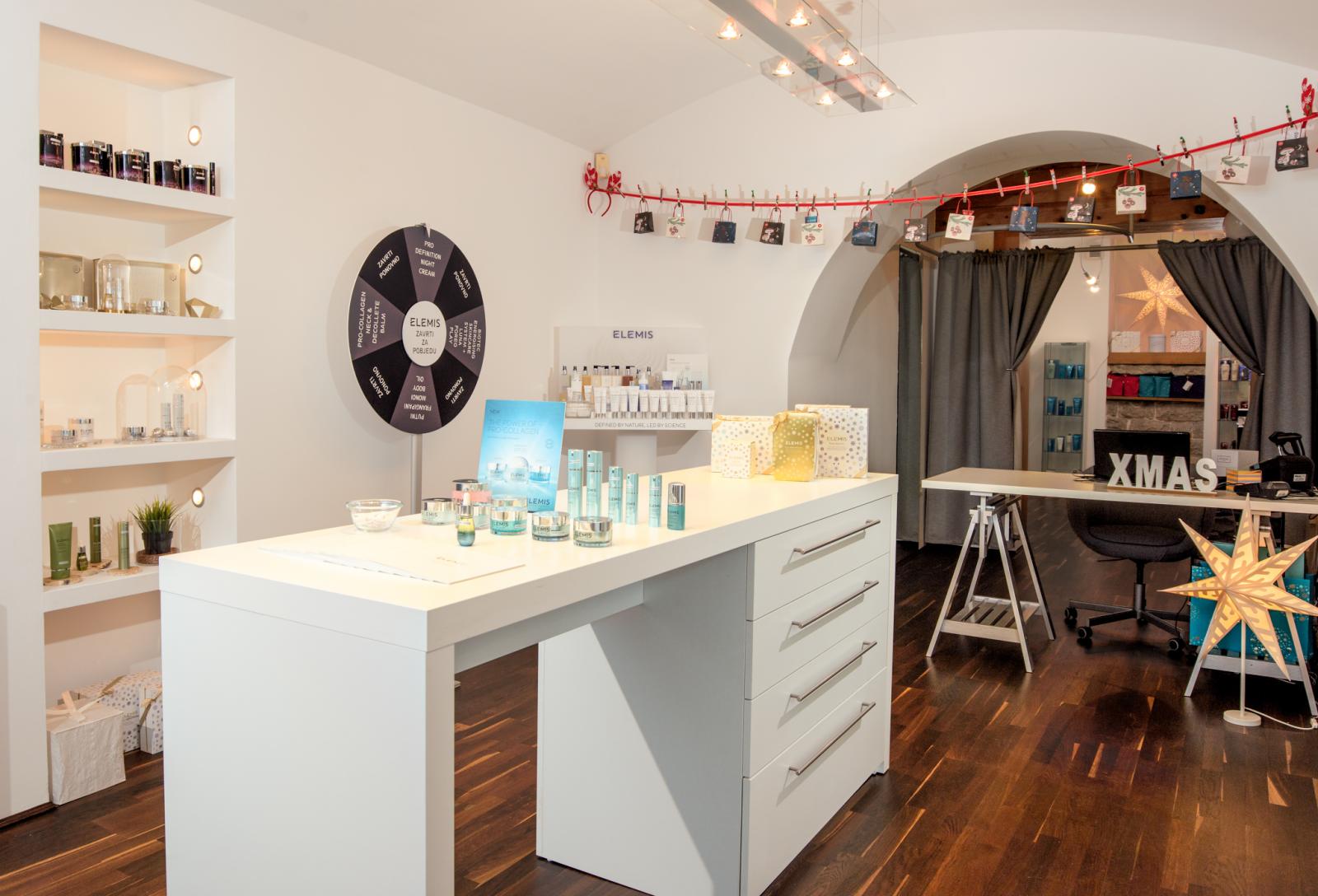 U zadnjem dijelu trgovine moguće je zaviriti u 'Insta beauty bar' i prepustiti se tretmanima popularnim Elemis aparatom za njegu kože.