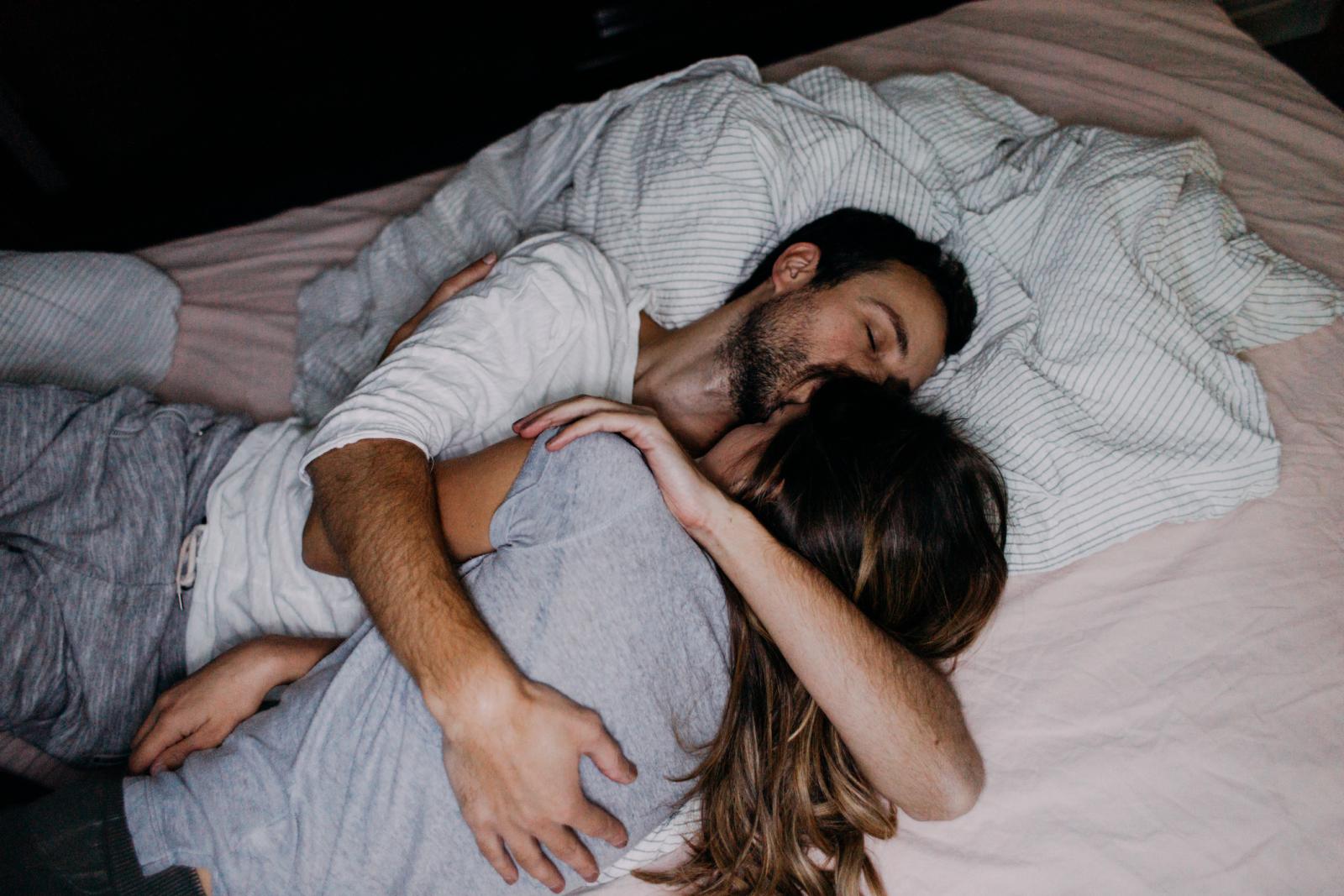 Mnoge žene kažu kako ih mlađi muškarci privlače jer nose sa sobom manje 'emocionalne prtljage', više se trude u odnosima i imaju osvježavajuće ravnopravan pogled na spolne uloge.