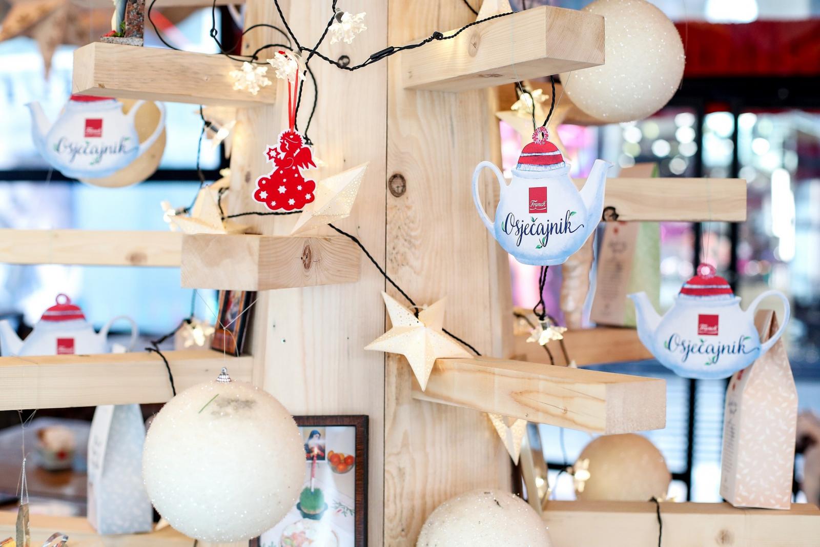 Osim što se možete opustiti uz šalicu odličnog čaja, u Osječajniku možete i odabrati čaj kao poklon za svoje najdraže.