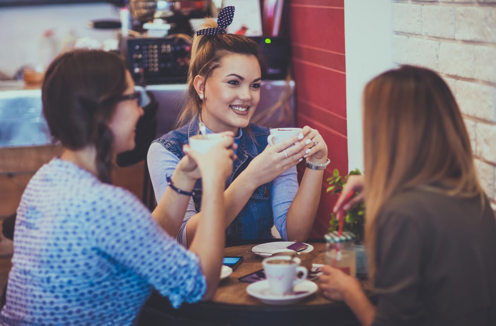 Kad se susrećete s prijateljima, prisjetite se kakav je osjećaj kad vas netko pažljivo sluša, bez prekidanja i zaista čuje to što želite reći?