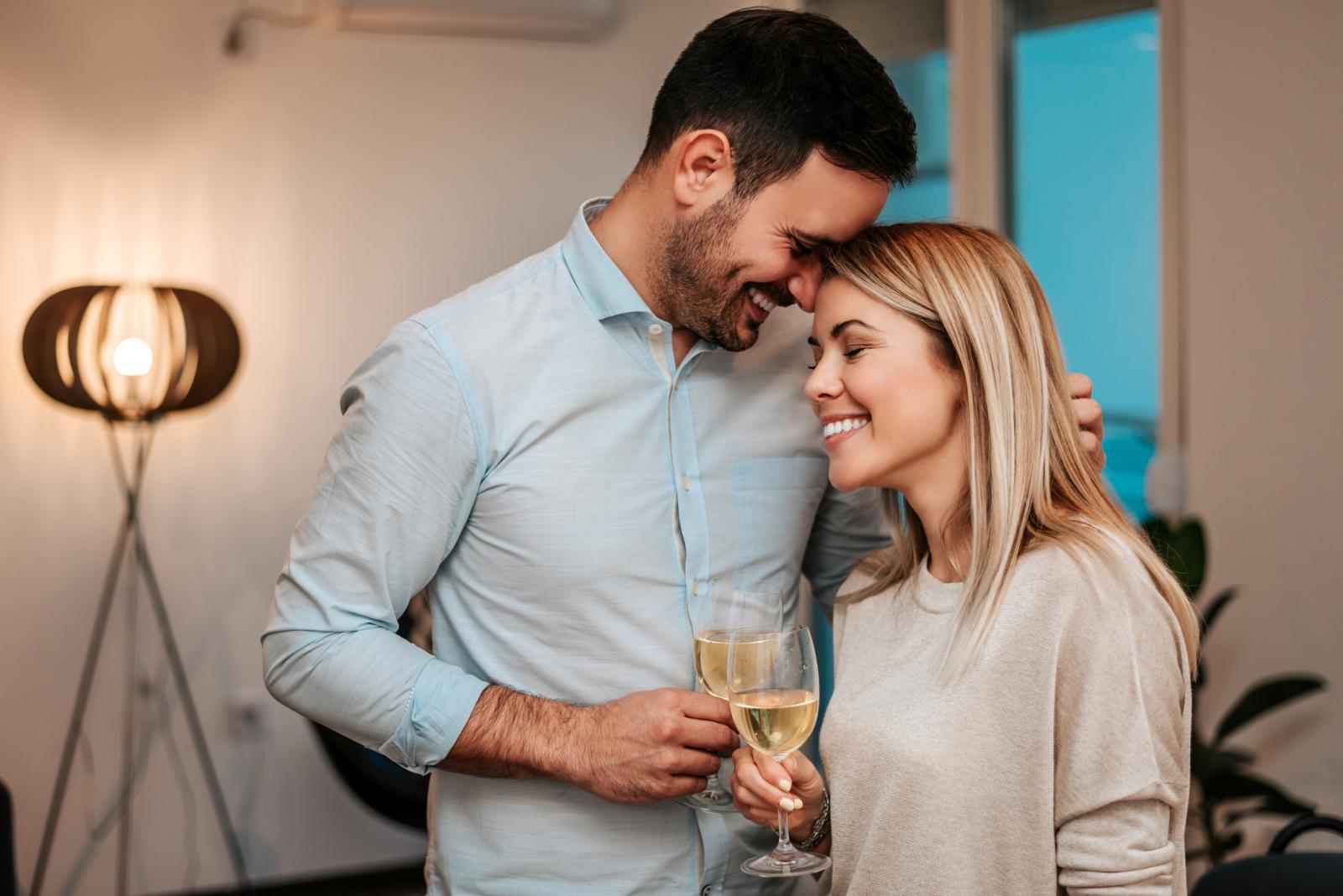 Zašto uopće žene diljem svijeta dovode u vezu ljubav i datume? Je li poklon zbilja dokaz ljubavi? 