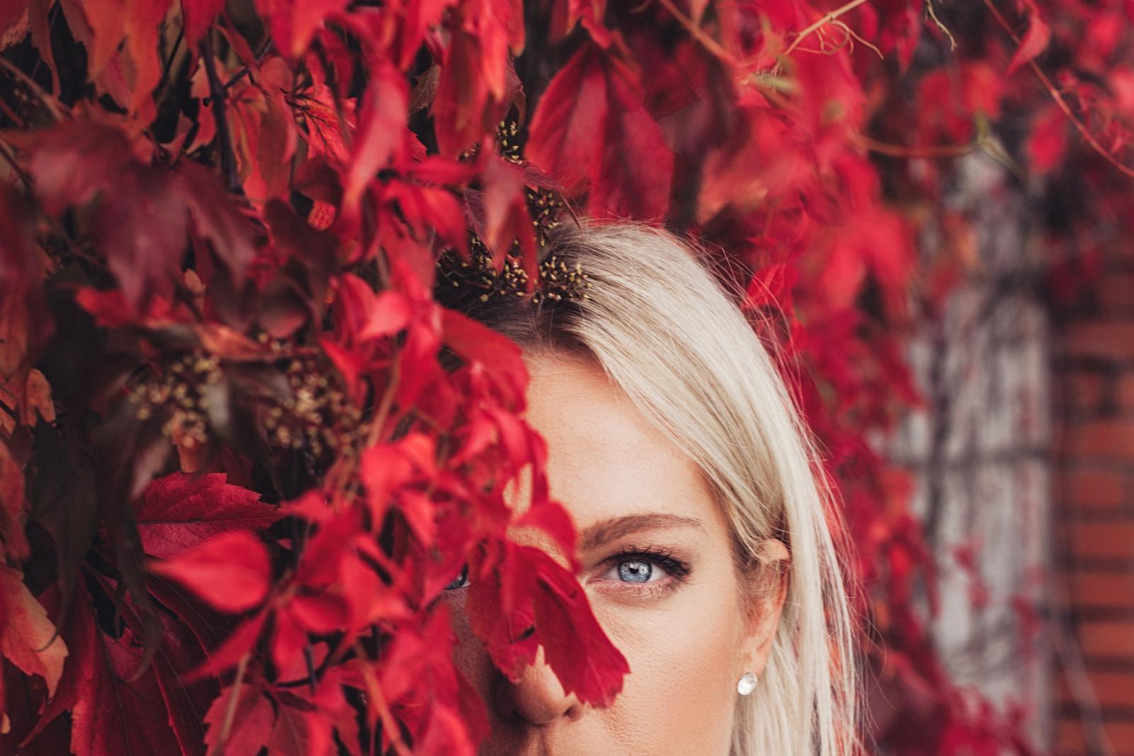 Spušteni kapak može biti jedva vidljiv, a zna se dogoditi i da toliko prekriva zjenicu da ometa vid.