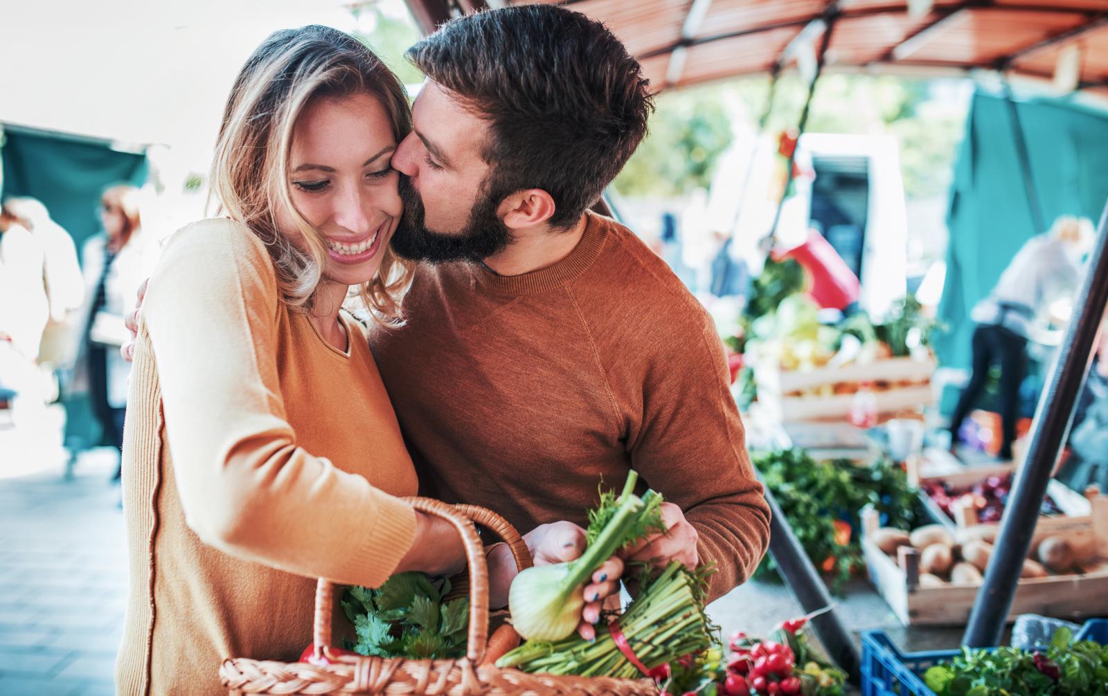 Vlaga potiče plijesan, a kako biste to spriječili umotajte voće i povrće u papirnati ubrus jer će on upiti višak vlage i spriječiti propadanje.