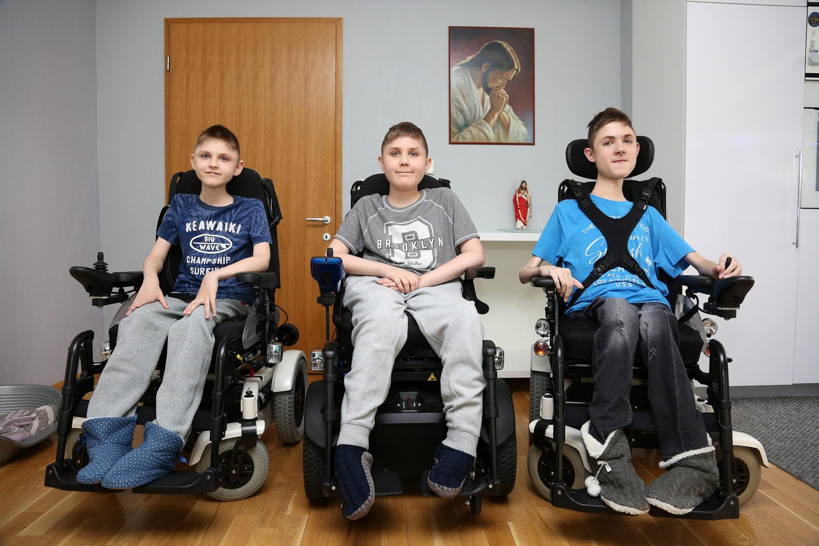 Luka, Petar i Slavko idu u školu te obožavaju video igrice, baš kao i njihovi vršnajci. Uz iznimku, da ne mogu nigdje bez kolica i roditelja.