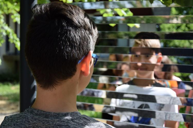 Prugasto ogledalo igra se zakonima refleksije svjetlosti i ljudskom percepcijom. 