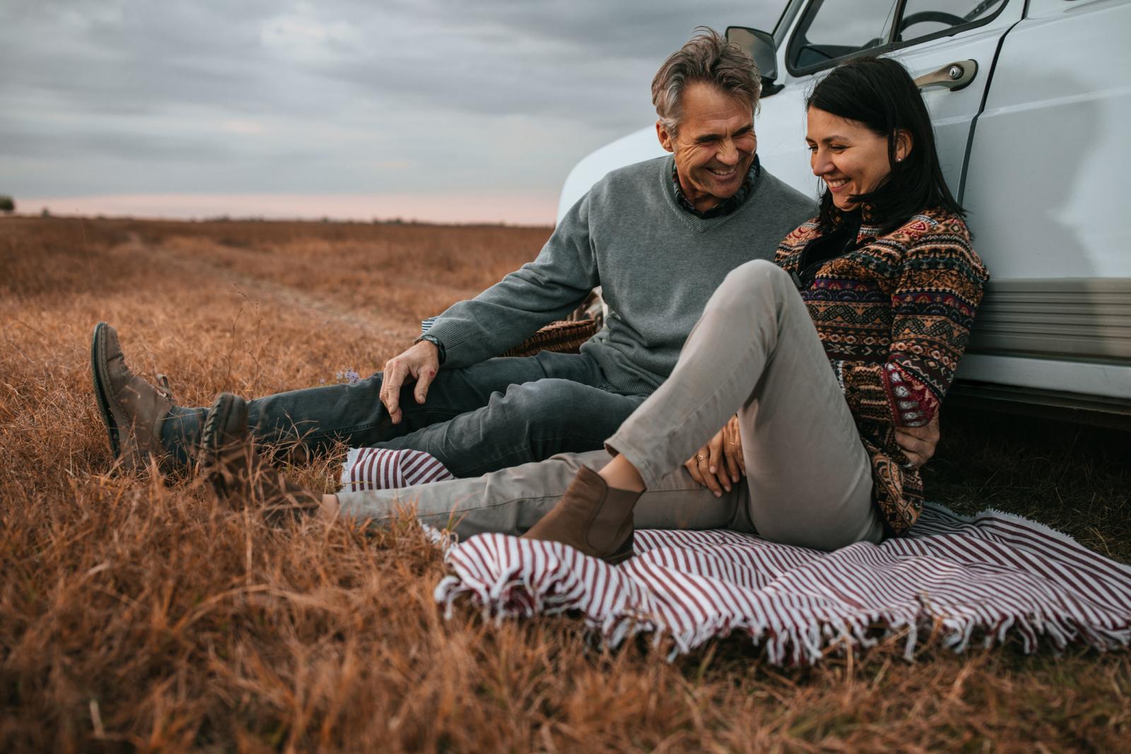 Suprotno popularnom stereotipu o muškarcima koji napuštaju svoje supruge i odlaze s mlađim partnericama upravo su žene te koje češće pokreću pitanje raskida braka.