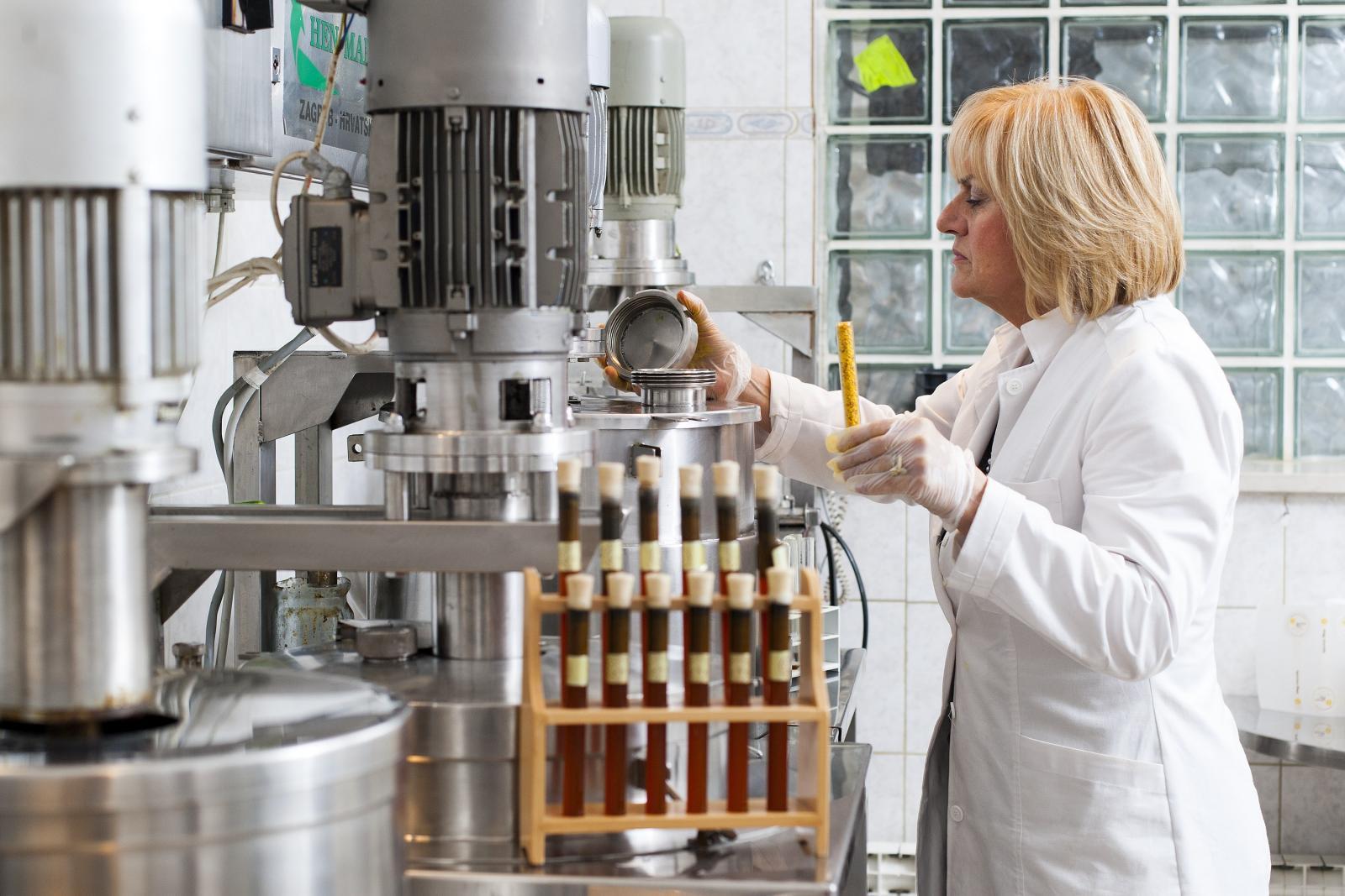 Sache kozmetika radi se na bazi pčelinjih proizvoda - pčelinjeg voska, polena, propolisa, meda, matične mliječi te sadrži ekološka biljna ulja.