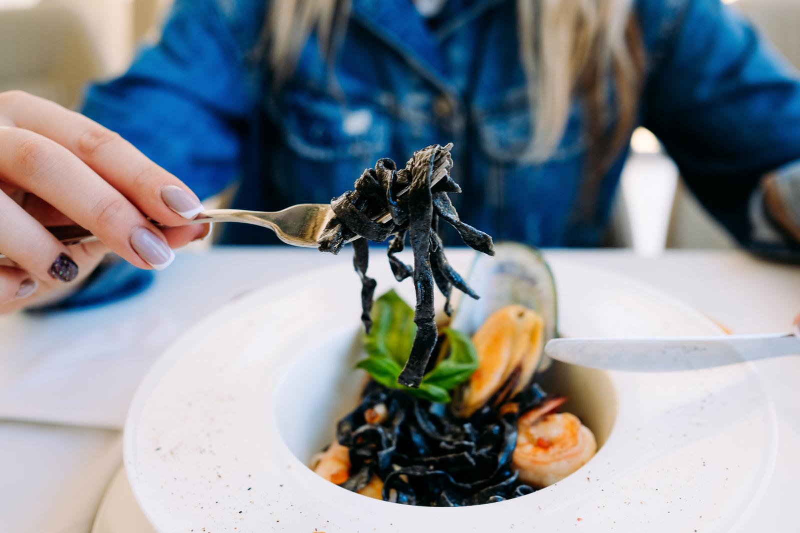 Iznenadne alergije na hranu nisu toliko uobičajene kod odraslih osoba, ali se ipak pojavljuju. Među njima vode one na ribe, školjke, rakove...