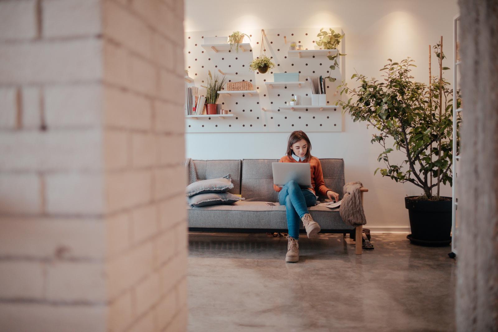 Suhi zimski zrak ne voli ni naša koža, ni sobno bilje, a bome ni drveni namještaj.