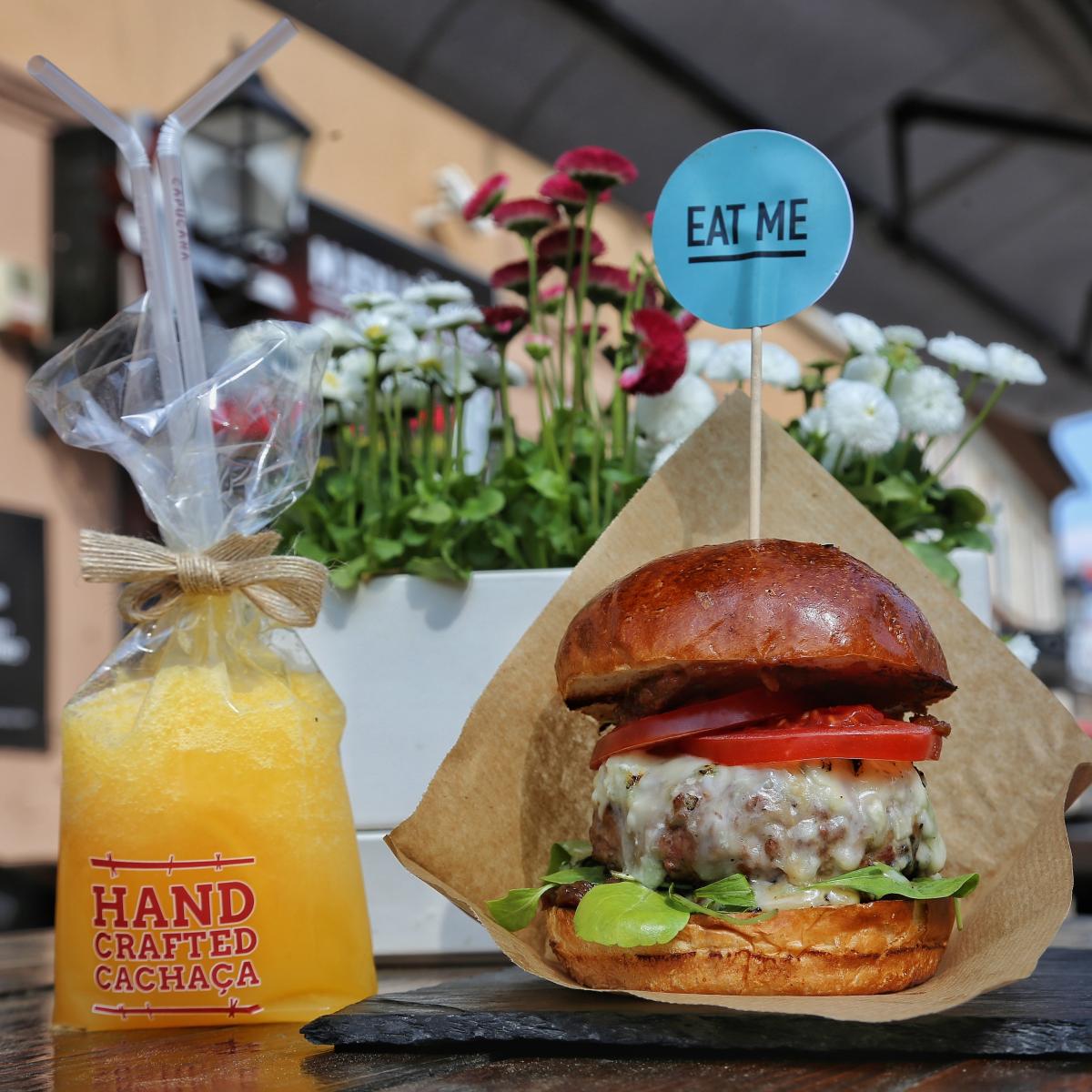 . Zbog premium kvalitete namirnica, te iznimno opuštene i ugodne atmosfere 50 je pravi primjer “fine casual” restorana. 