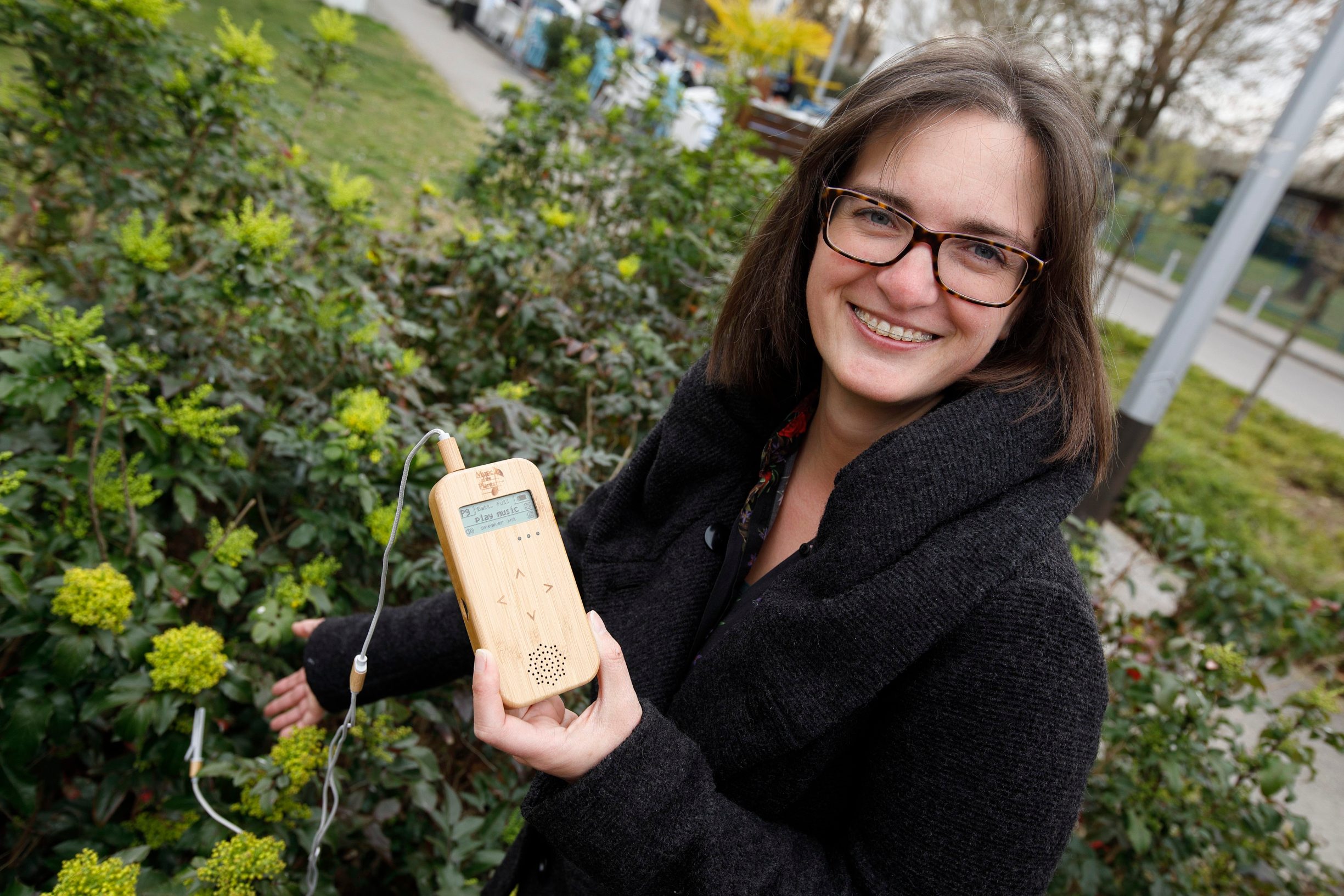 Maja Krapec i uređaj koji impulse biljaka pretvara u glazbu
