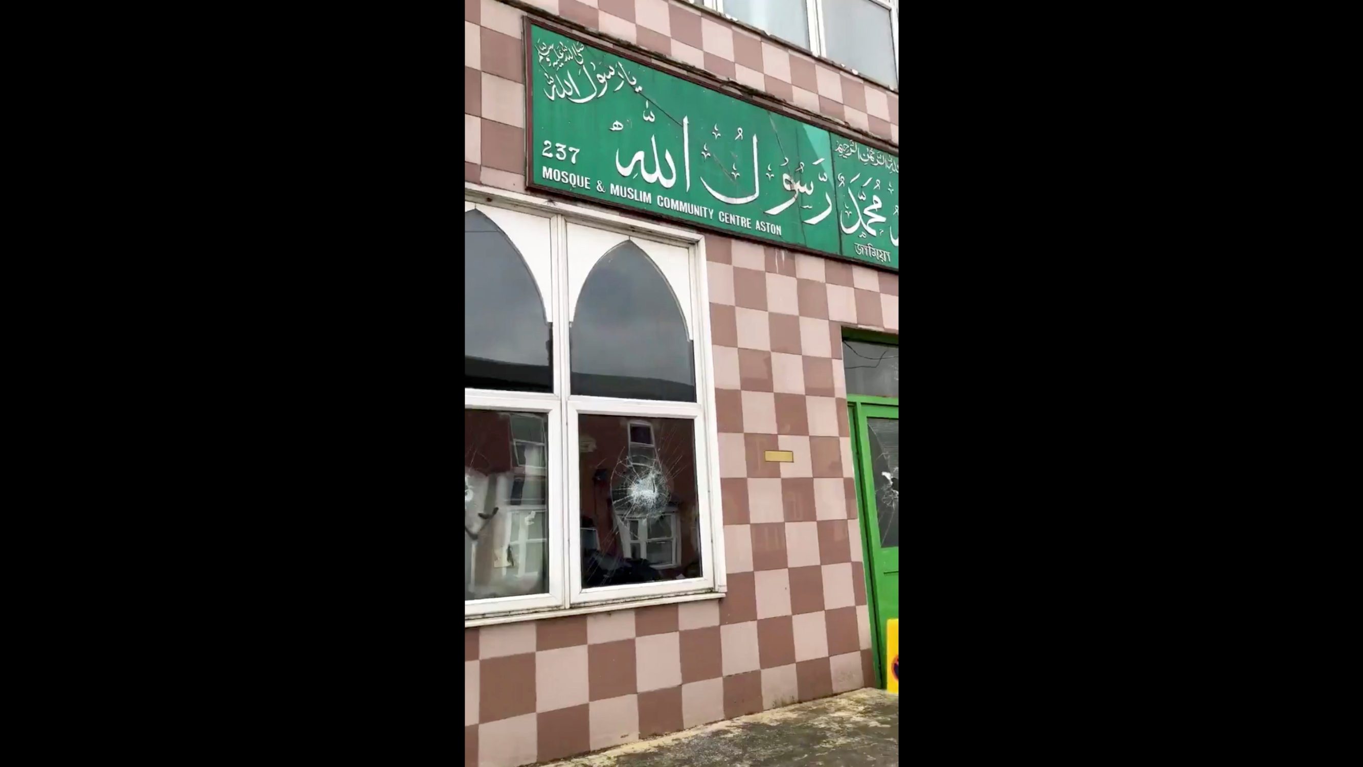 razbijen prozor džamije u Birminghamu