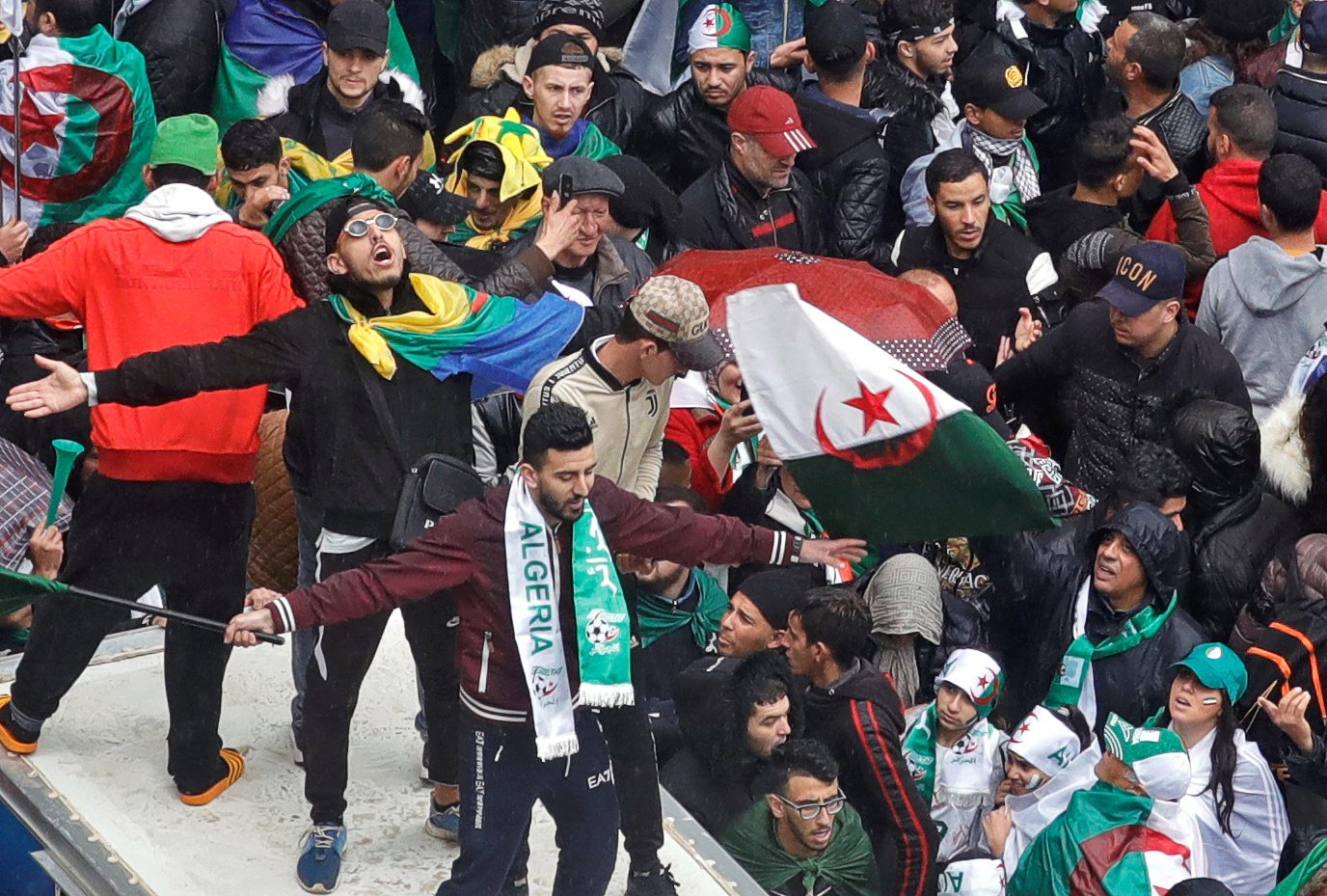 2019-03-22T131002Z_1763428227_RC181E5FB8F0_RTRMADP_3_ALGERIA-PROTESTS