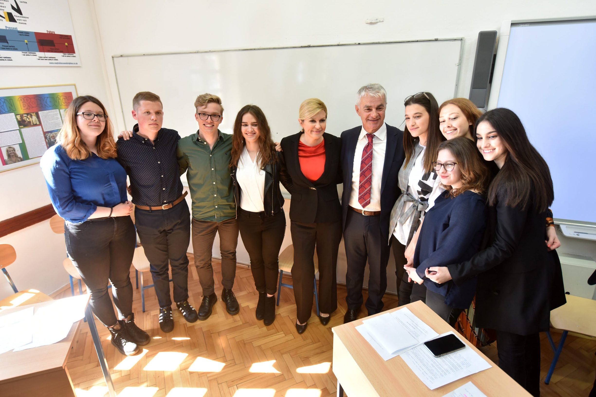 Kolinda Grabar-Kitarović i Rade Šimićević, ravnatelj zadarske gimnazije Vladimira Nazora, s učenicima