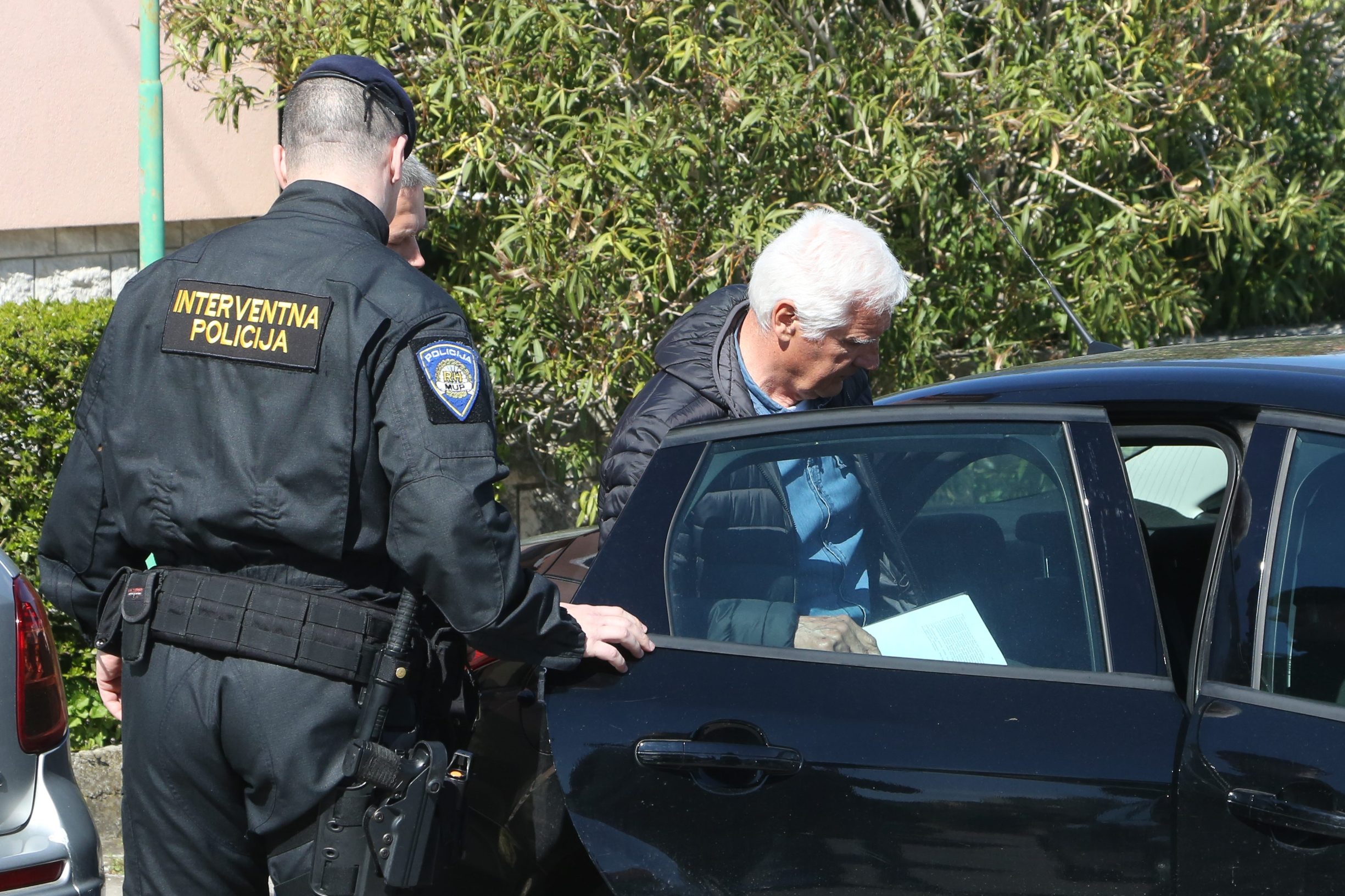Interventna policija privodi bivšeg čelnika Uljanika Antona Brajkovića