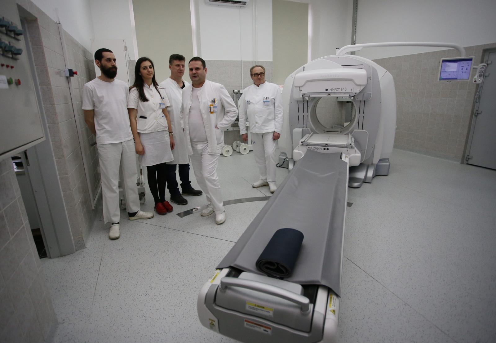 Predstojnik Kliničkog zavoda Ivica Mihaljević istaknuo je kako se s ovim uređajem mogu točnije locirati patološki procesi kod malignih, upalnih i drugih bolesti.