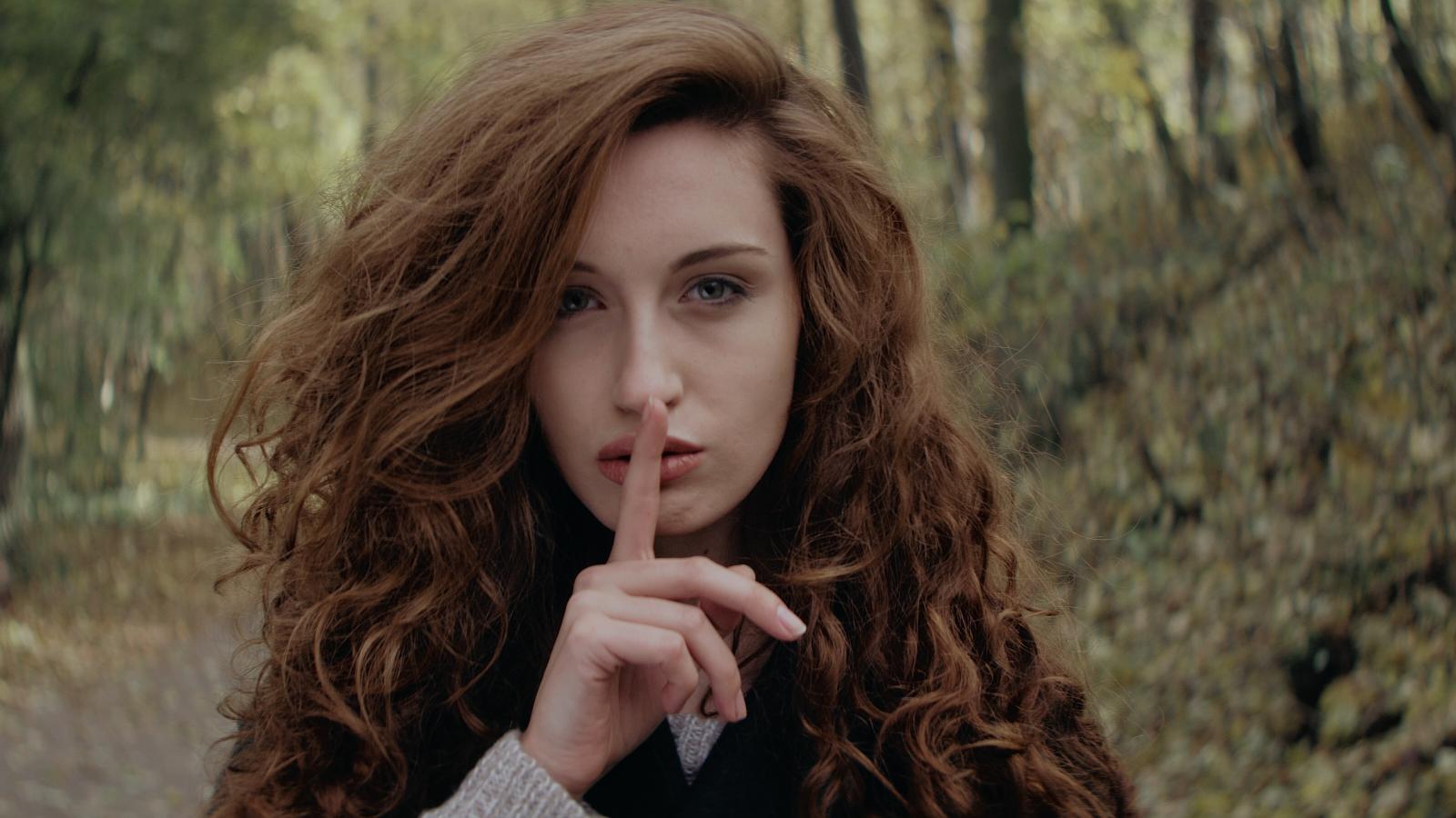 Kurva u ovom smislu je žena koja je seksualna, a koju muškarac zbog toga ne može poštovati i ostvariti odnos s njom, ali će biti objektom njegovih seksualnih želja. 