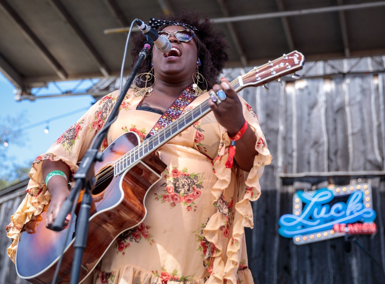Nastup Yole na glazbenom festivalu Luck Reunion na ranču Williea Nelsona u Teksasu