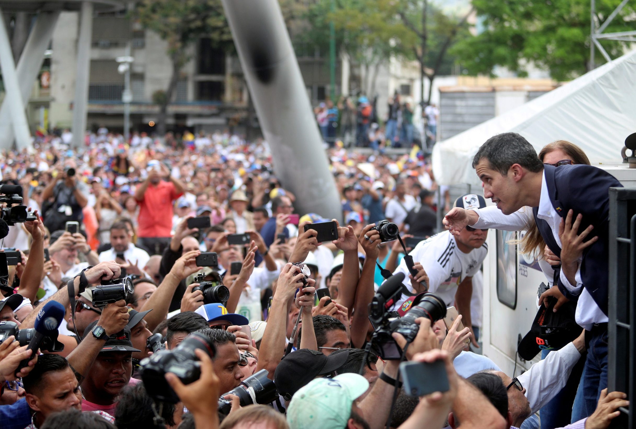 2019-03-04T185557Z_2130438918_RC12FA3296E0_RTRMADP_3_VENEZUELA-POLITICS