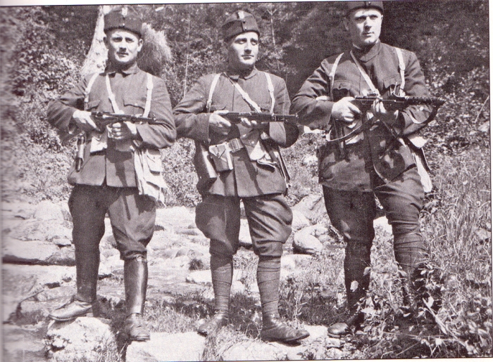 Znamenita fotografija je i na naslovnici knjige: Babić i Pospišil, a u sredini je VMRO-ovac Vlado Černozemski koji će u Marseilleu presuditi kralju Aleksandru Karađorđeviću