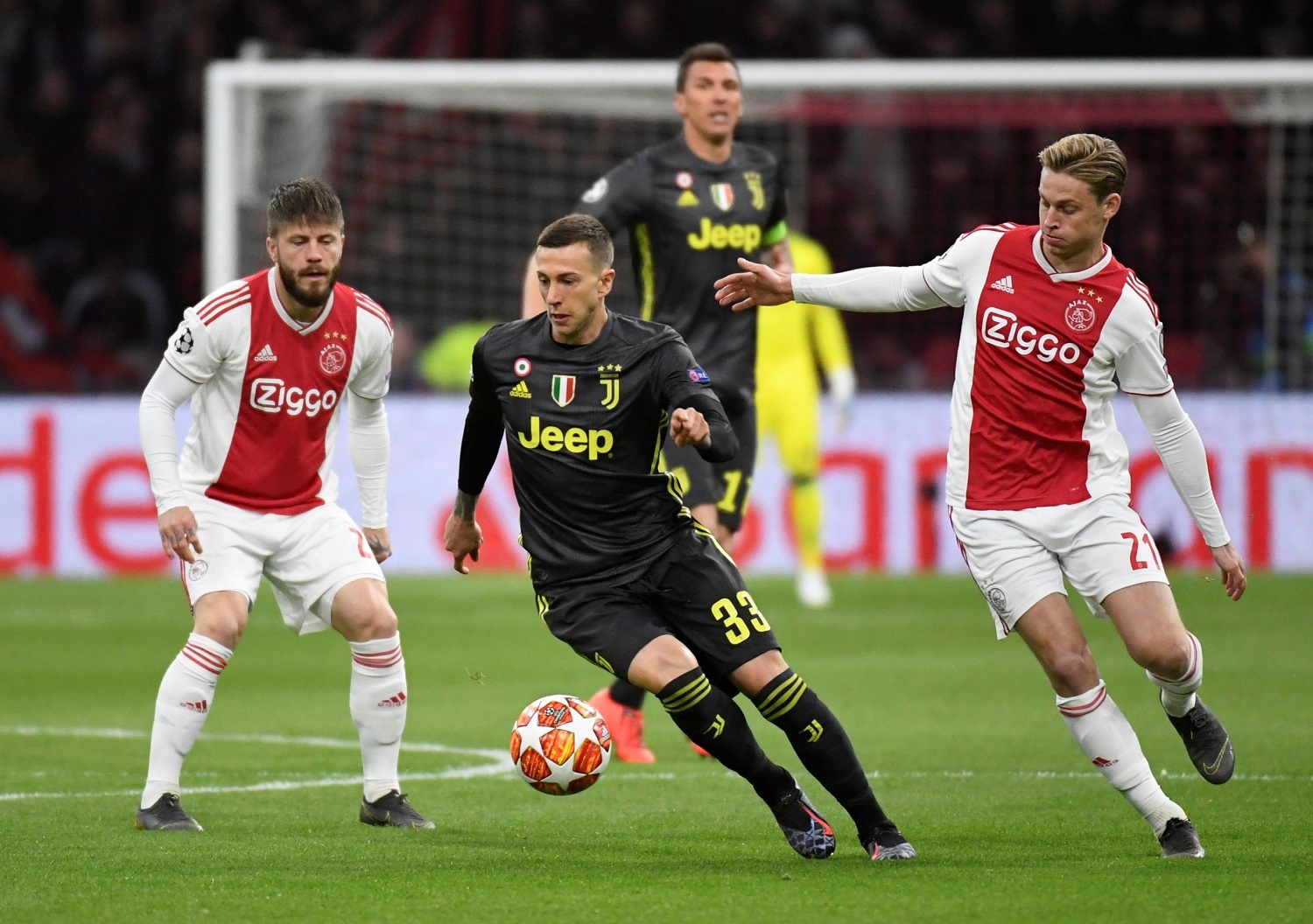 2019-04-10T190513Z_440203111_RC1CF4C86D00_RTRMADP_3_SOCCER-CHAMPIONS-AJA-JUV_1