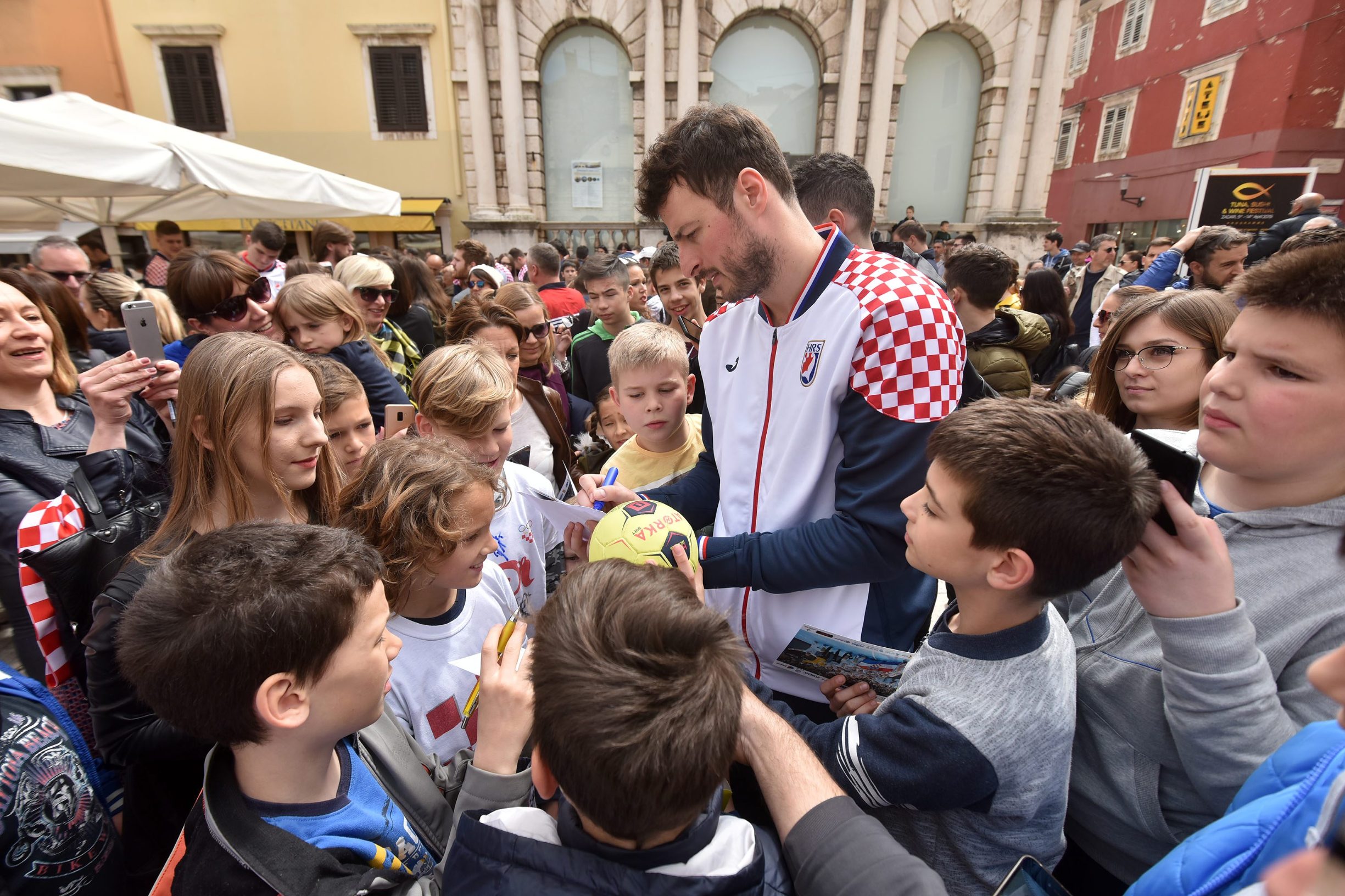 Djeca su okružila Domagoja Duvnjaka