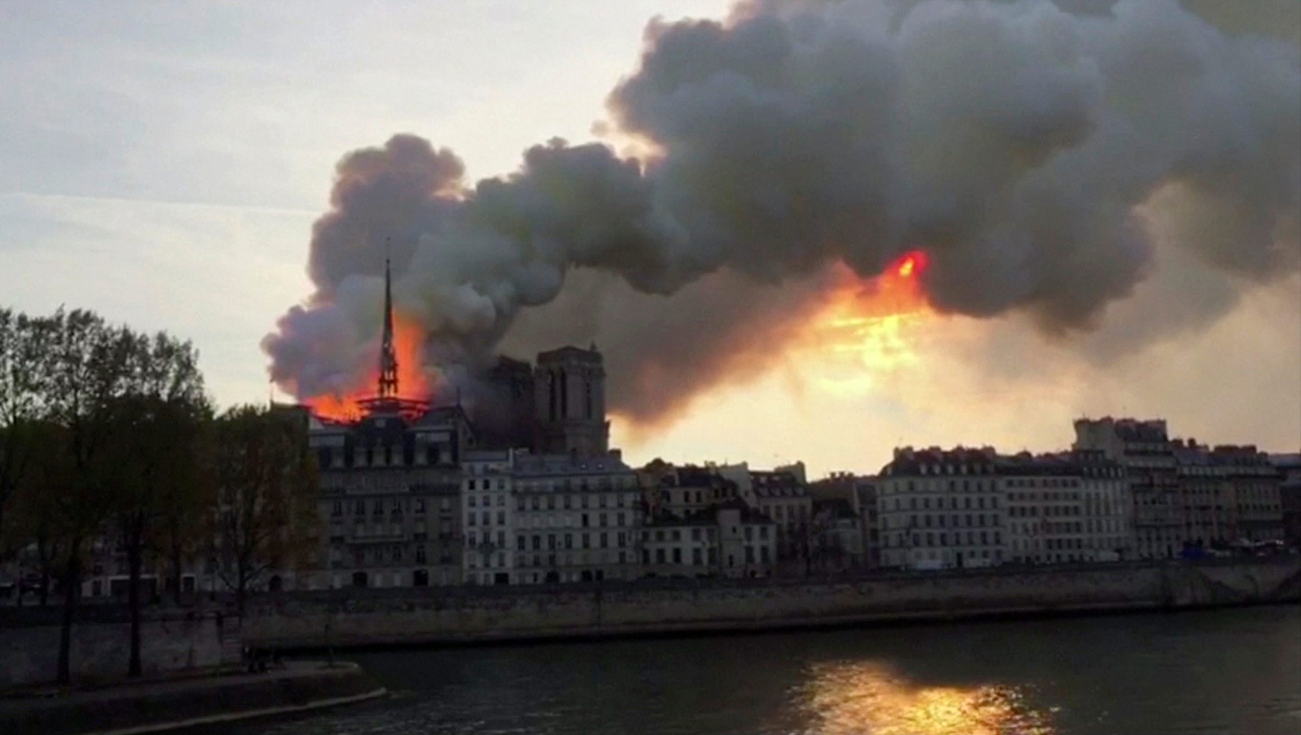 2019-04-15T174918Z_1708771725_RC1174FBAD20_RTRMADP_3_NOTREDAME-FIRE