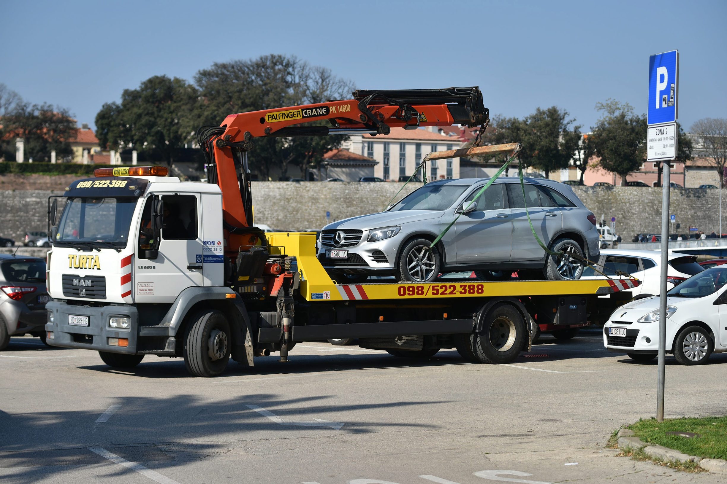 Merceds pod koji je bačena bengalka