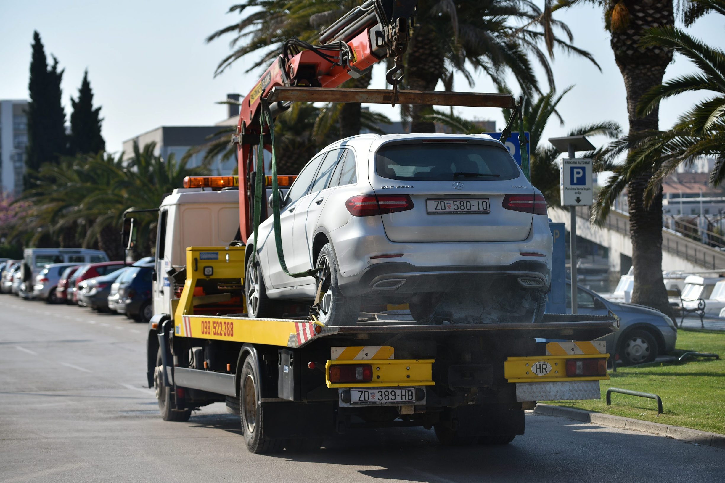 Merceds pod koji je bačena bengalka