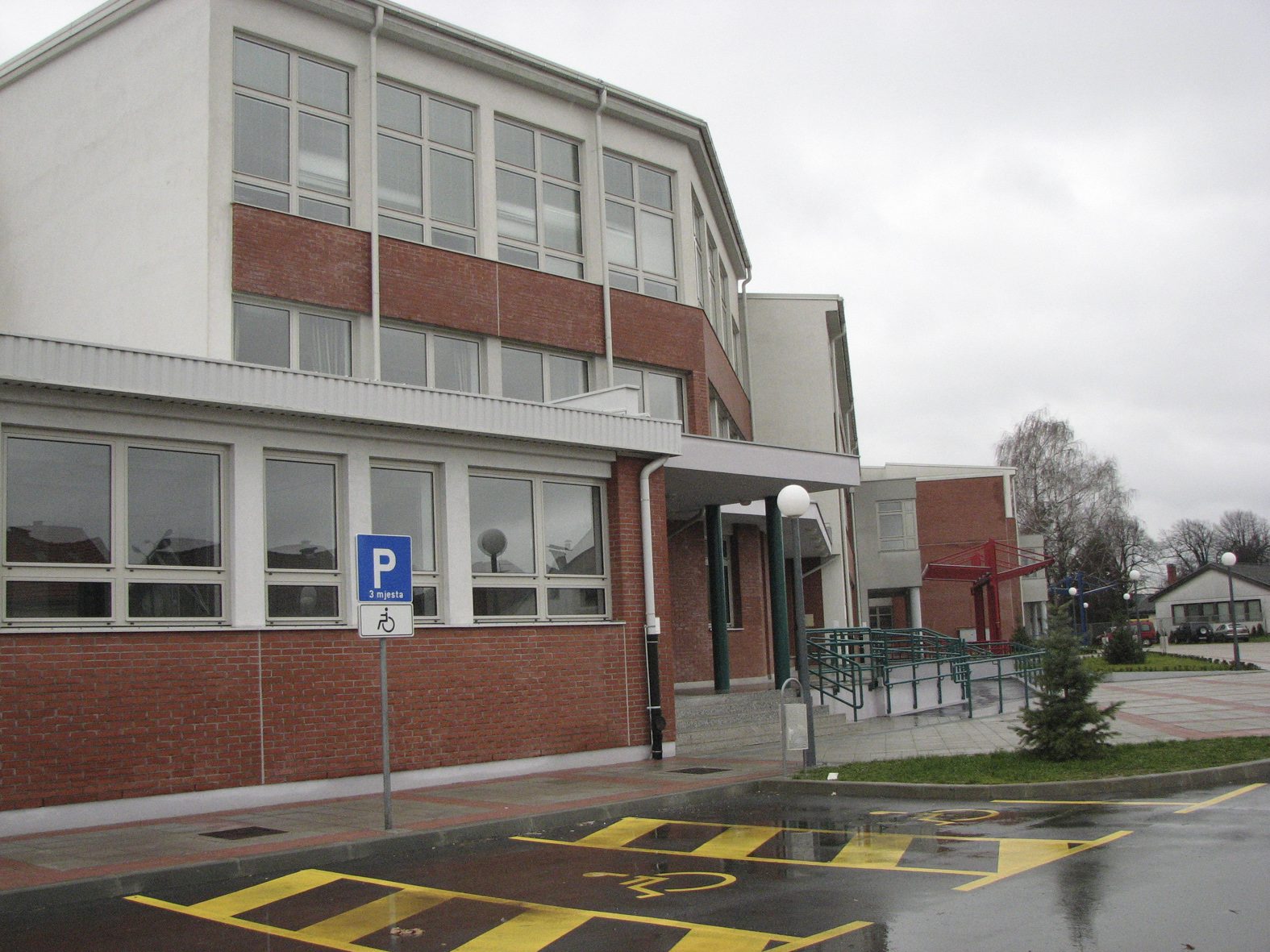 Srednja škola u Bjelovaru u kojoj je radio