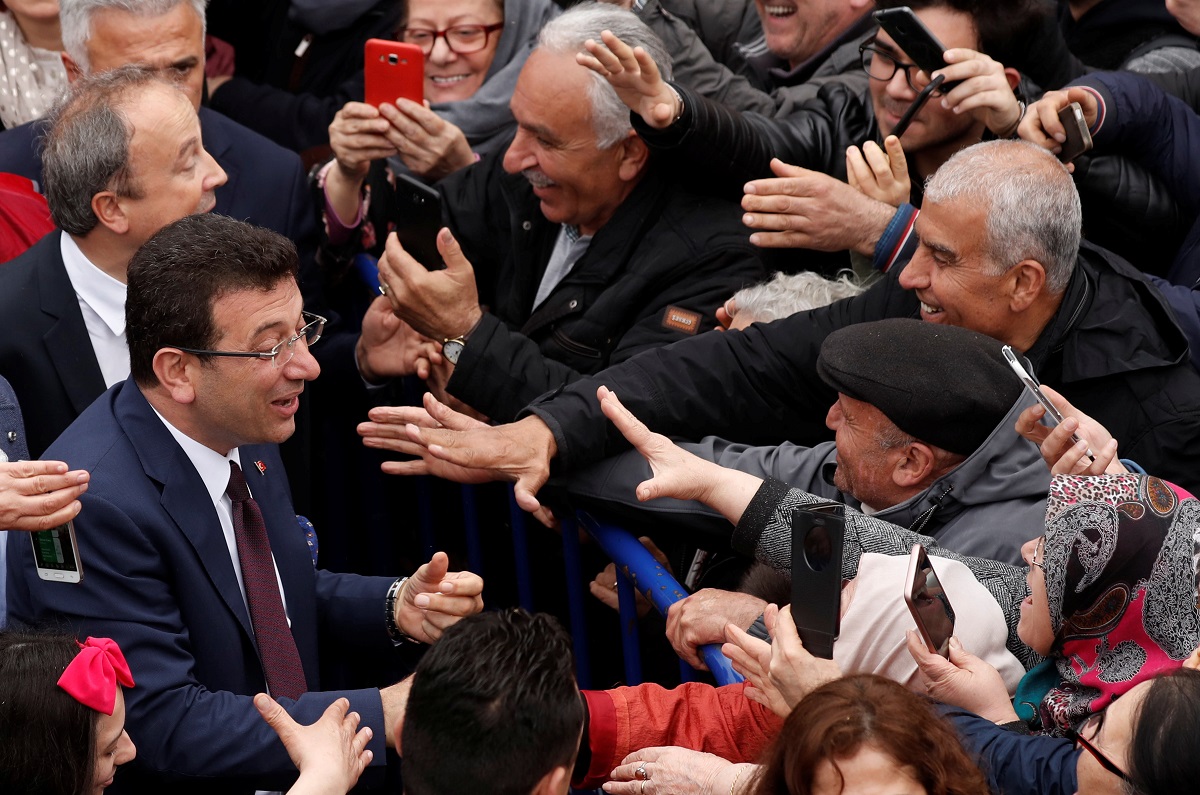 Ekrem Imamoglu s pristašama