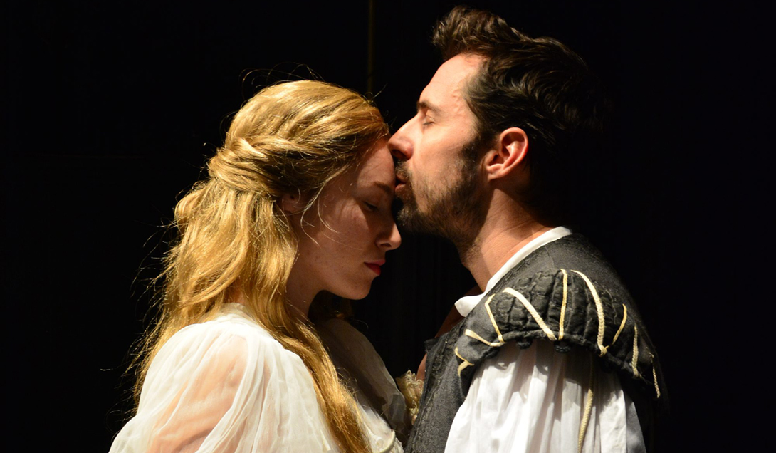 U glavnim ulogama mladog Williama Shakespearea i Viole de Lesseps su Filip Juričić i Dajana Čuljak