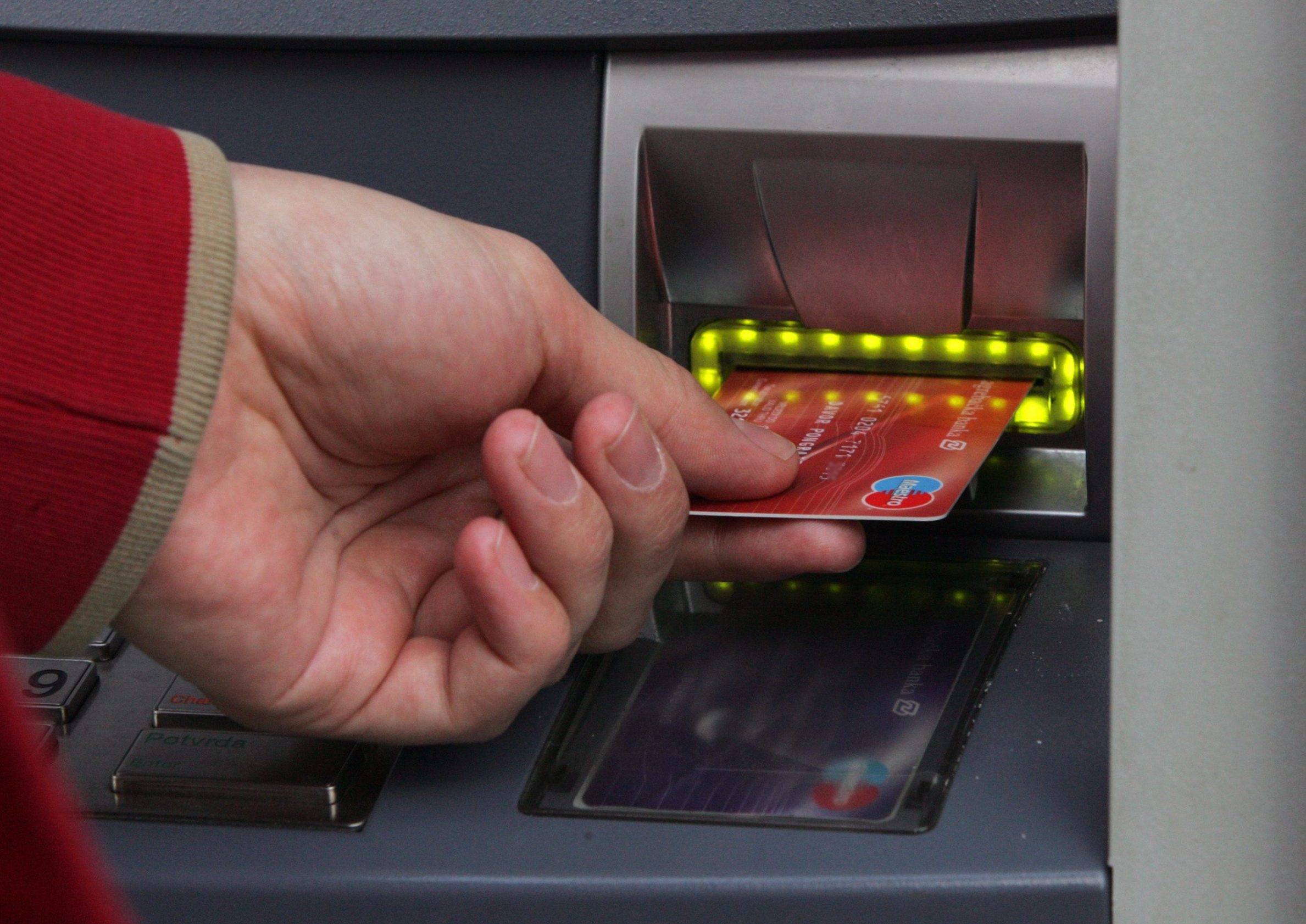 utor_kartica_bankomat-14030