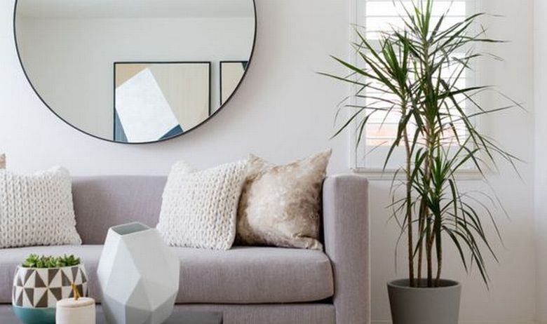 Ogledalo u dnevnom boravku 10