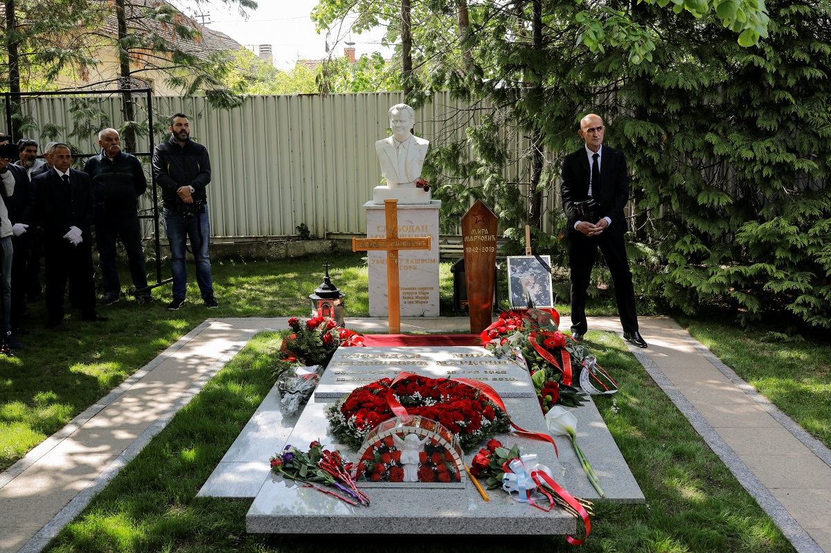 2019-04-20T153725Z_1836716623_RC1D91F12350_RTRMADP_3_SERBIA-MARKOVIC-FUNERAL