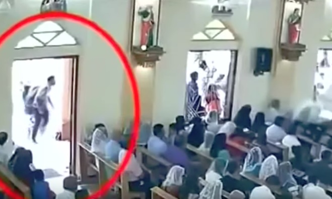 The Guardian prenosi snimku s nadzornih kamera objavljenu u šrilankanskim medijima. Na snimci se vidi muškarac za kojem se sumnja da je jedan od napadača na crkvu, a snimljen je samo nekoliko trenutaka prije samog napada.