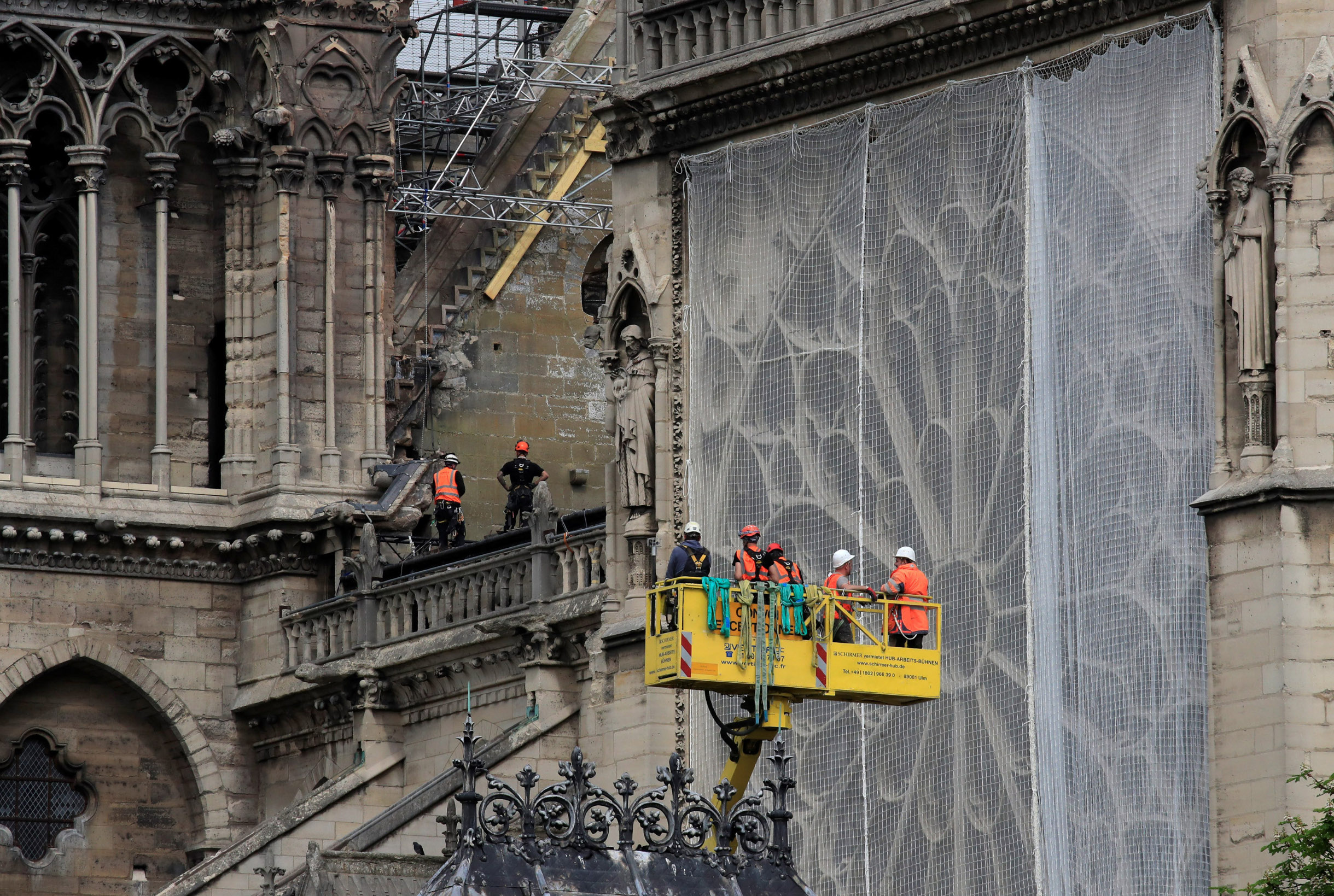 2019-04-23T112327Z_205906329_RC11195F63A0_RTRMADP_3_FRANCE-NOTREDAME_1