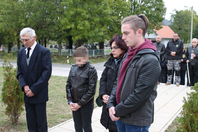 Marko Nikšić (lijevo) u društvu kćeri Mandice Rukavine i unučadi na jednoj od tužnih obljetnica Široke Kule